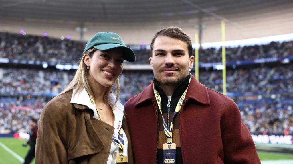 Antoine Dupont Nonton Laga NFL Pertama di Prancis Bareng Iris Mittenaere