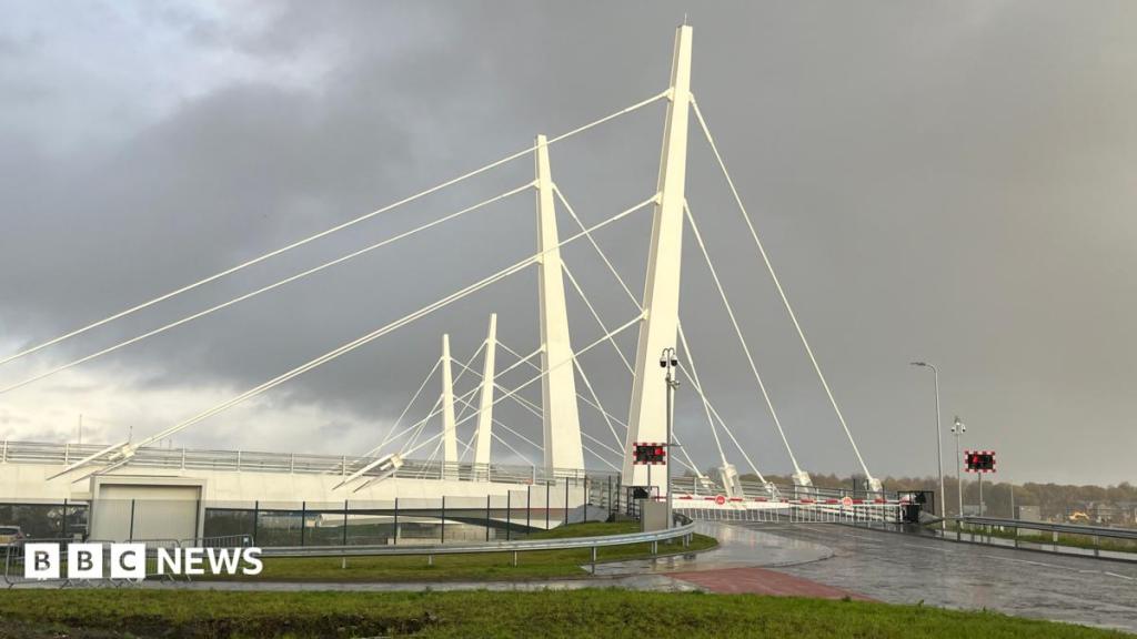 Jembatan Renfrew Ditutup Berbulan-bulan Usai Rusak Diterjang Badai Boelo