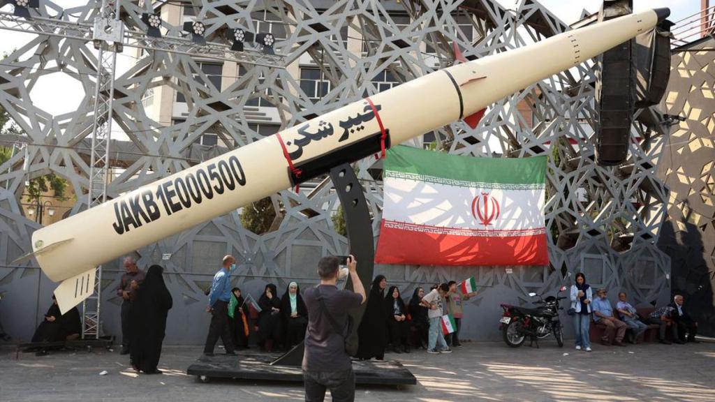 Iran Tegaskan Tak Akan Izinkan Kapal Militer AS Masuk Teluk Persia