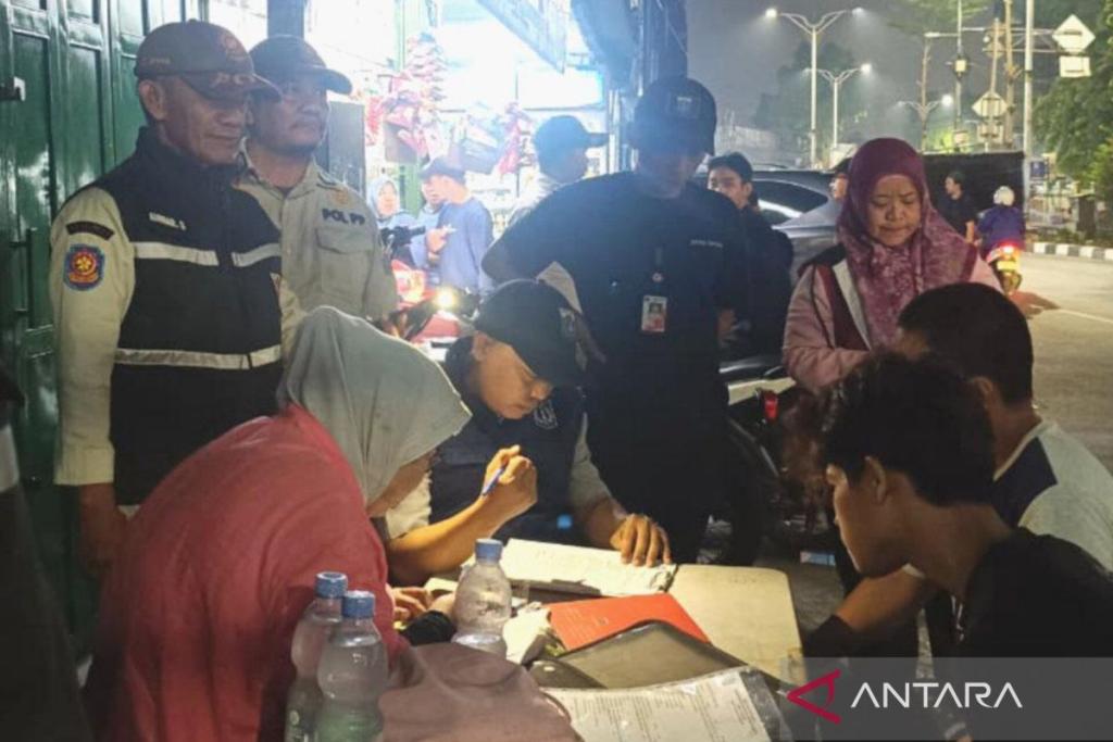 Pemkot Jaktim Jaring 25 Pembuang Sampah Liar di Kramat Jati, Denda Rp1,4 Juta