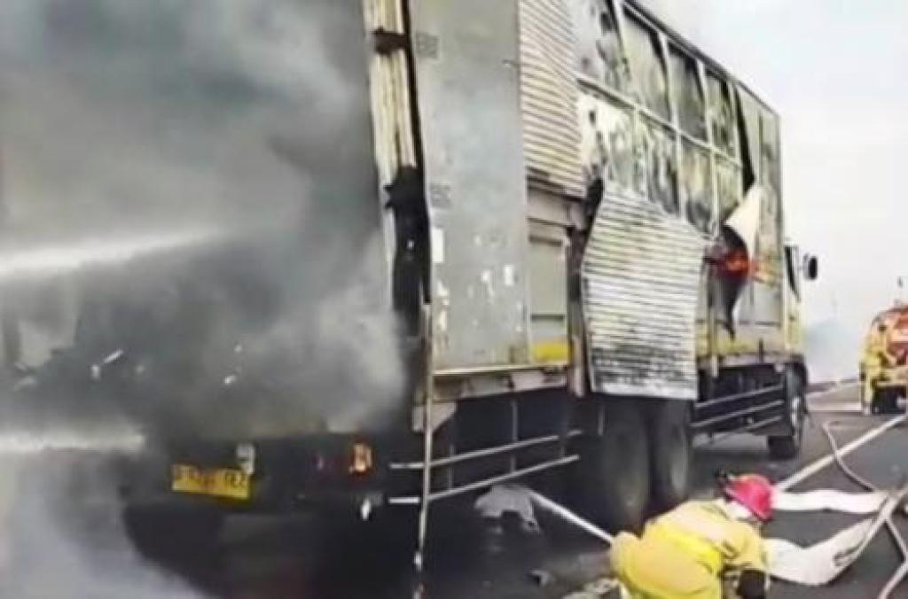 Truk Ekspedisi Hiba Logistik Terbakar di Tol Kanci-Pejagan, Paket Konsumen Hangus