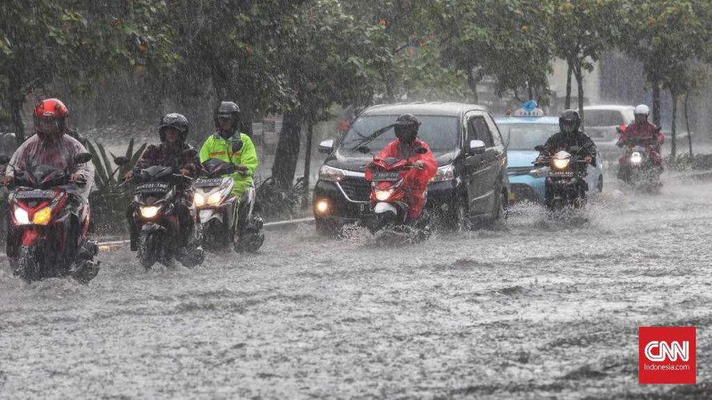 Banjir Lintasan di Jalan Mayor Oking Cibinong, Sejumlah Motor Mogok
