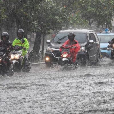 Banjir Lintasan di Jalan Mayor Oking Cibinong, Sejumlah Motor Mogok