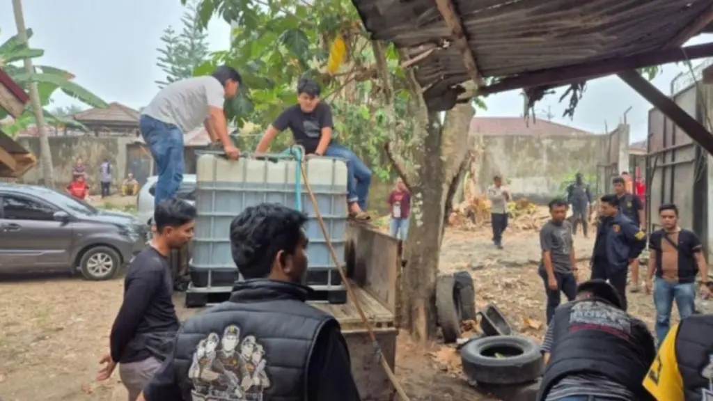 Polisi Bongkar Penimbunan 3,3 Ton Solar Subsidi di Bengkulu, 4 Orang Diamankan