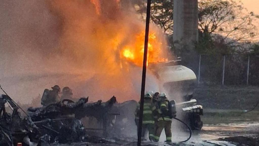 Truk Terbakar Saat Pekerja Isi Solar Sendiri di India, 5 Orang Tewas