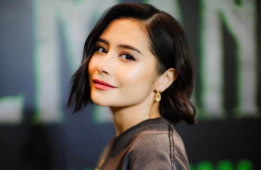 Prilly Latuconsina Tawarkan Bahas Buku Omara Esteghlal, Netizen Menolak