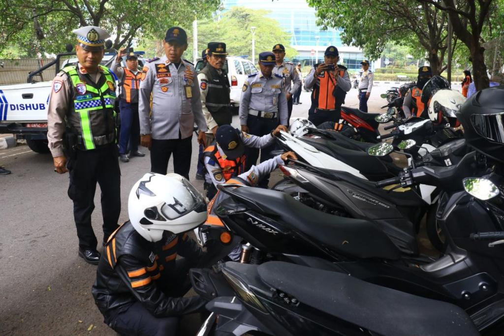Sudinhub Jakarta Barat Cabut Pentil 179 Motor Parkir Liar di CNI Kembangan