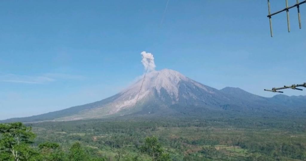 Gunung Semeru Erupsi 5 Kali Sejak Dini Hari, Status Masih Siaga