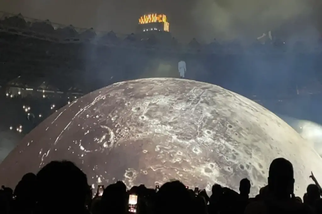 Panggung 360 Derajat Kanye West di GBK Bertransisi Jadi Permukaan Bulan