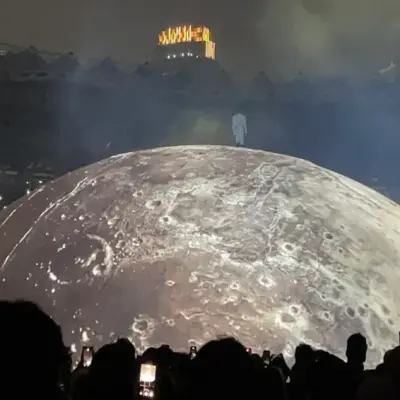 Panggung 360 Derajat Kanye West di GBK Bertransisi Jadi Permukaan Bulan